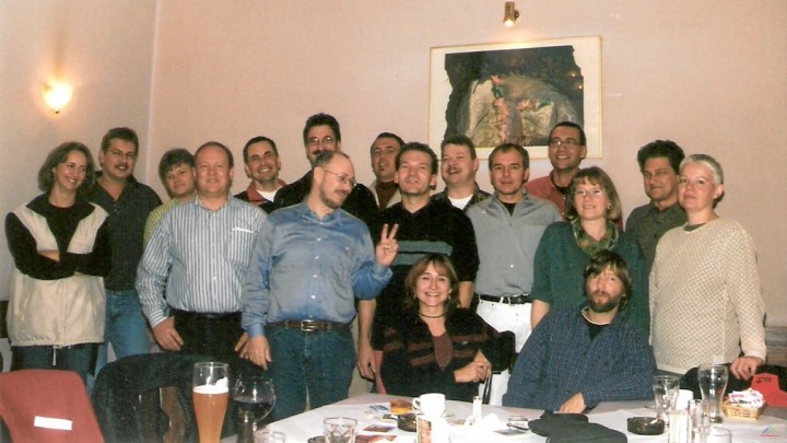 2002Lu-01.jpg - Zweitausendzwei: Michaela, Hans, Leo, Johann, Joachim, DreiPeso, ich, Klaus, Steffen, Flörchi, Bernd, Blüm, ???, Christine, Claus, Frank, Iris